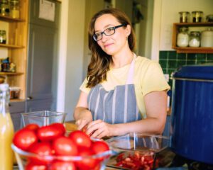 Erika Nagler scheidet Tomaten und macht ein