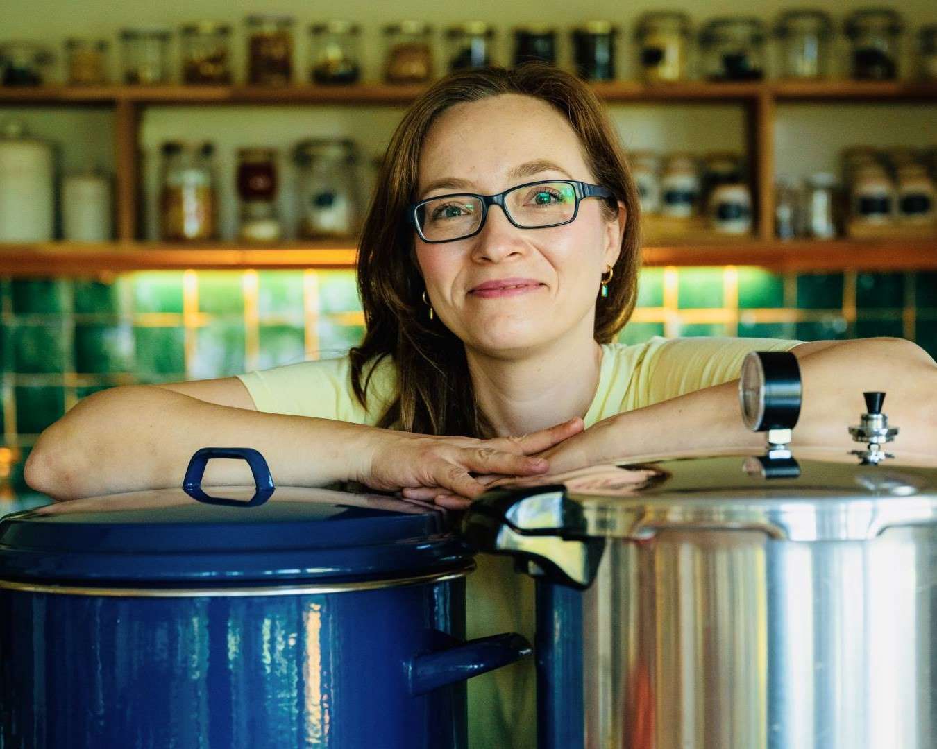 erika Nagler mit Einkochtopf und Pressure Canner