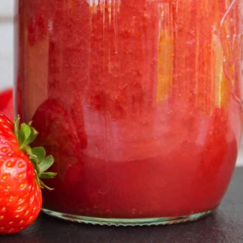 Nahaufnahme von selbstgemachter Erdbeersauce ohne Zucker in einem Einmachglas – fruchtig, natürlich und eingekocht für den Vorrat