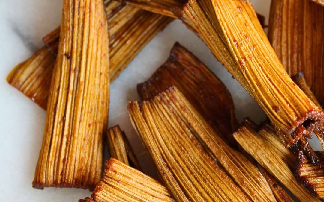 Knuspriges veganes Rhabarber-Jerky aus getrocknetem Rhabarber