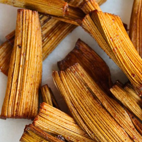 Knuspriges veganes Rhabarber-Jerky aus getrocknetem Rhabarber