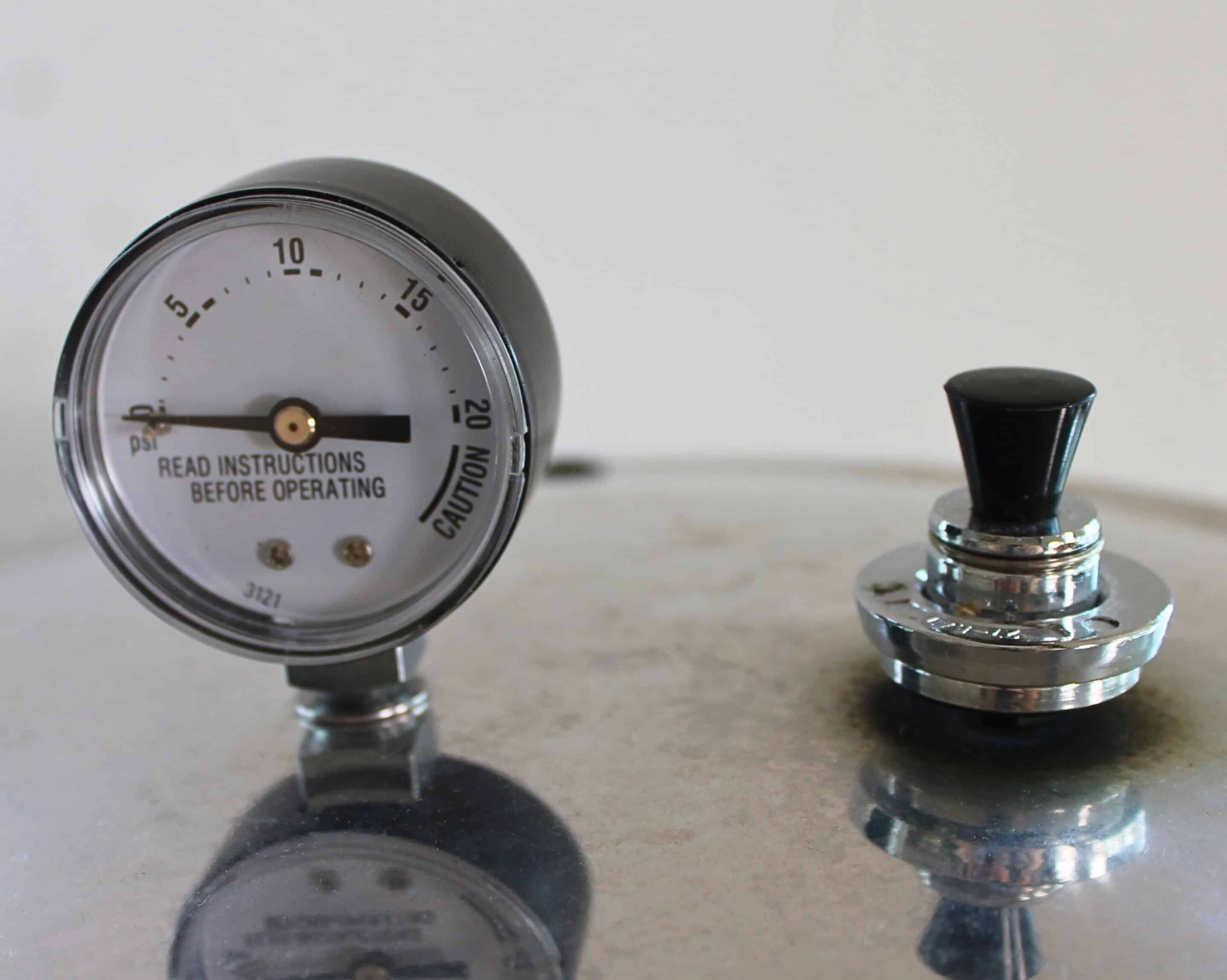Manometer und Gewicht auf einem Pressure Canner – wichtig für sicheres Einkochen