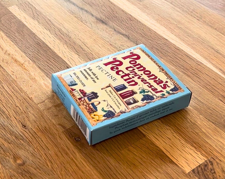 Frontansicht der Originalverpackung von Pomona’s Universal Pektin auf einem Holztisch – geeignet für zuckerfreies Einkochen.
