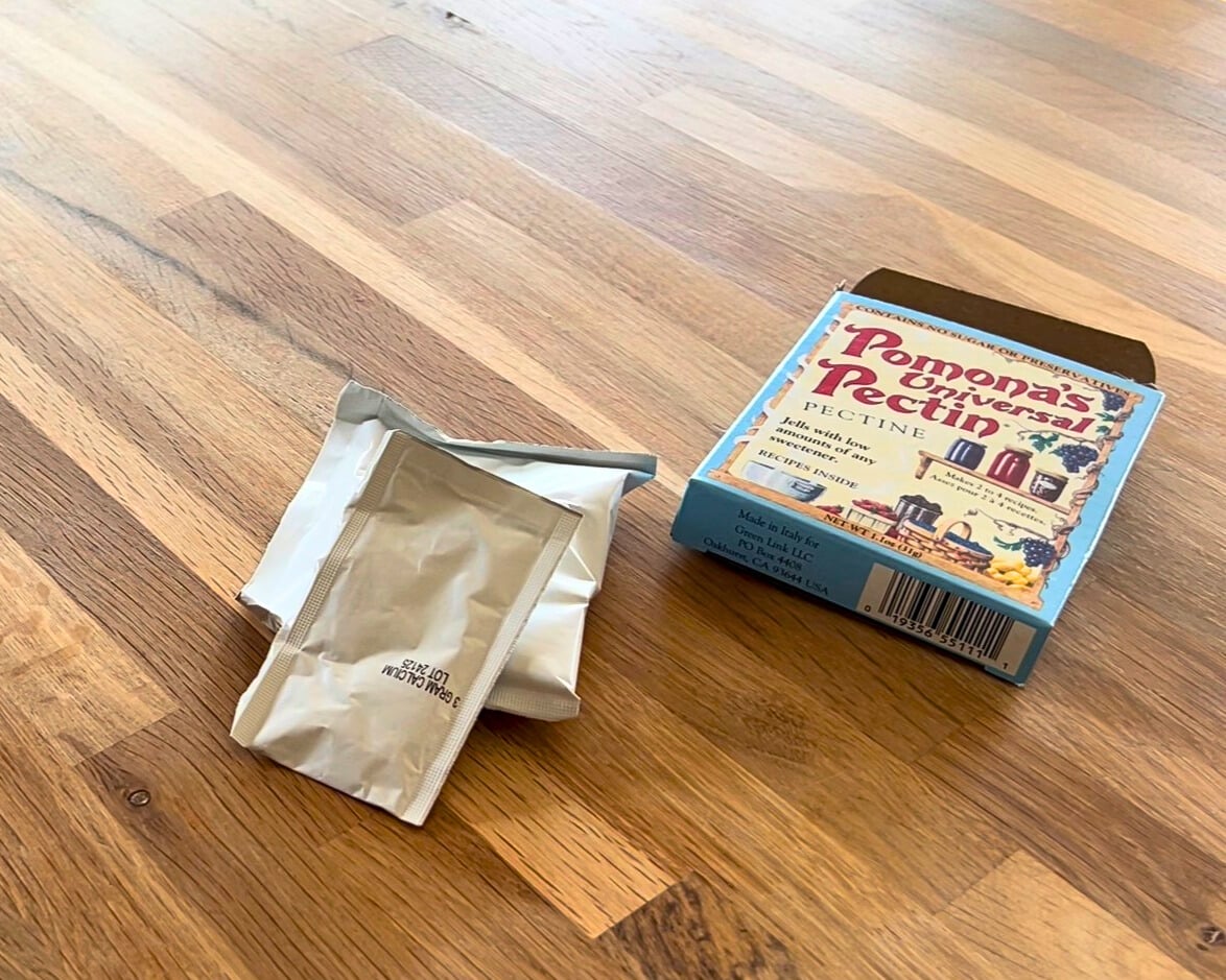 Pomona’s Pectin mit Pektin- und Calcium-Päckchen für zuckerreduzierte Marmeladen und Gelees.