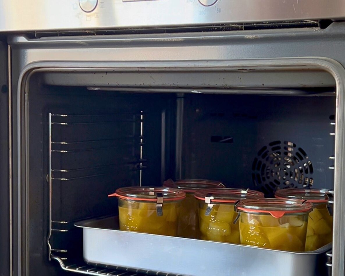 Weckgläser mit Obst im Backofen – Einkochen auf dem Rost mit Wasserwanne