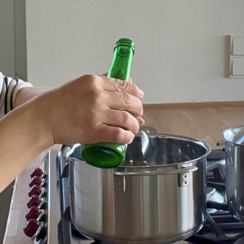 Zugabe von Zitronensaft aus der Flasche in flüssiges Gelee beim Nachkochen zur Gelierunterstützung.