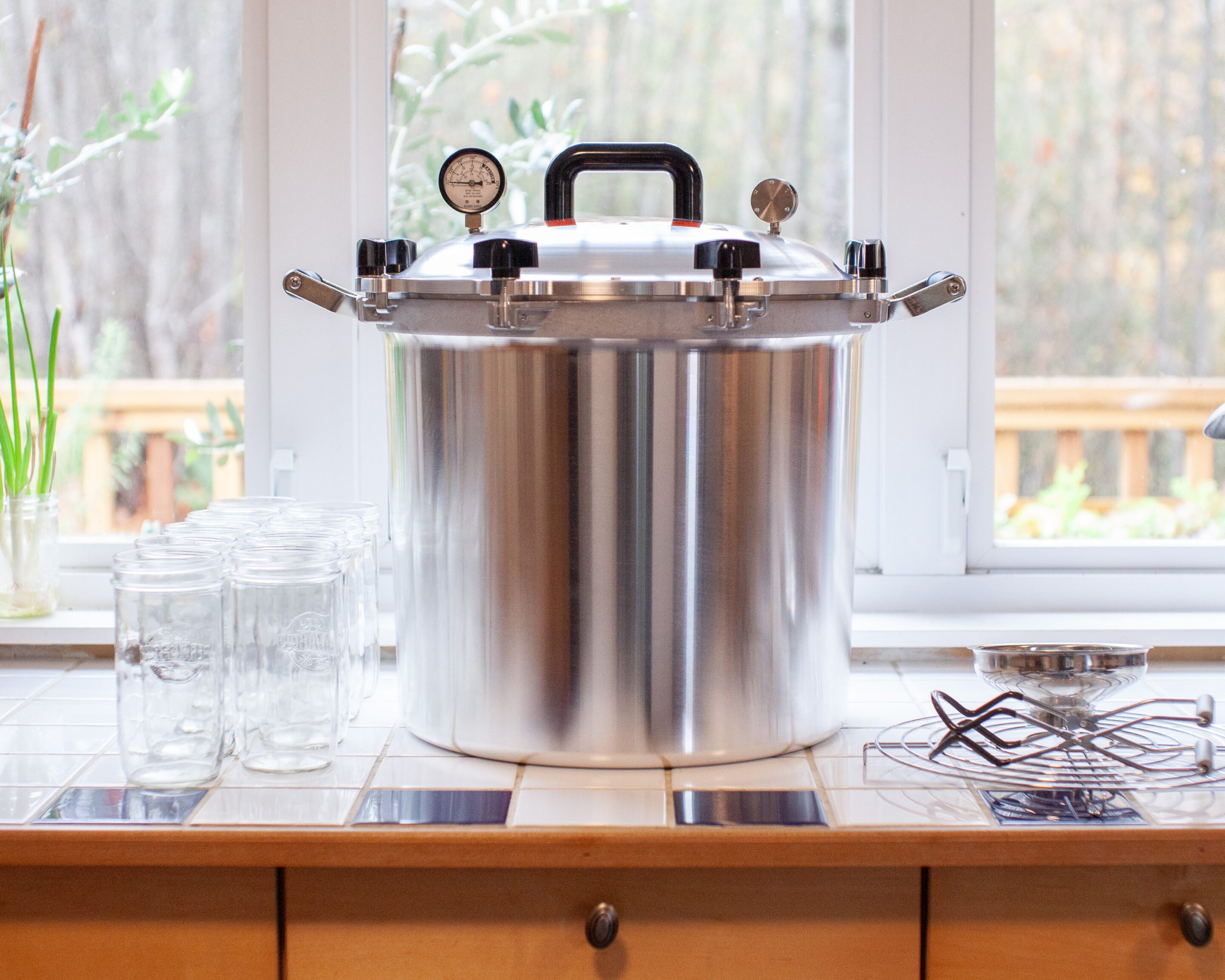 all-american-pressure-canner-921-einkochen.jpg Großer All American Pressure Canner Modell 921 mit Druckanzeige, Einkochgitter und Gläsern – ideal für sicheres Einkochen nach USDA-Standards in Deutschland.