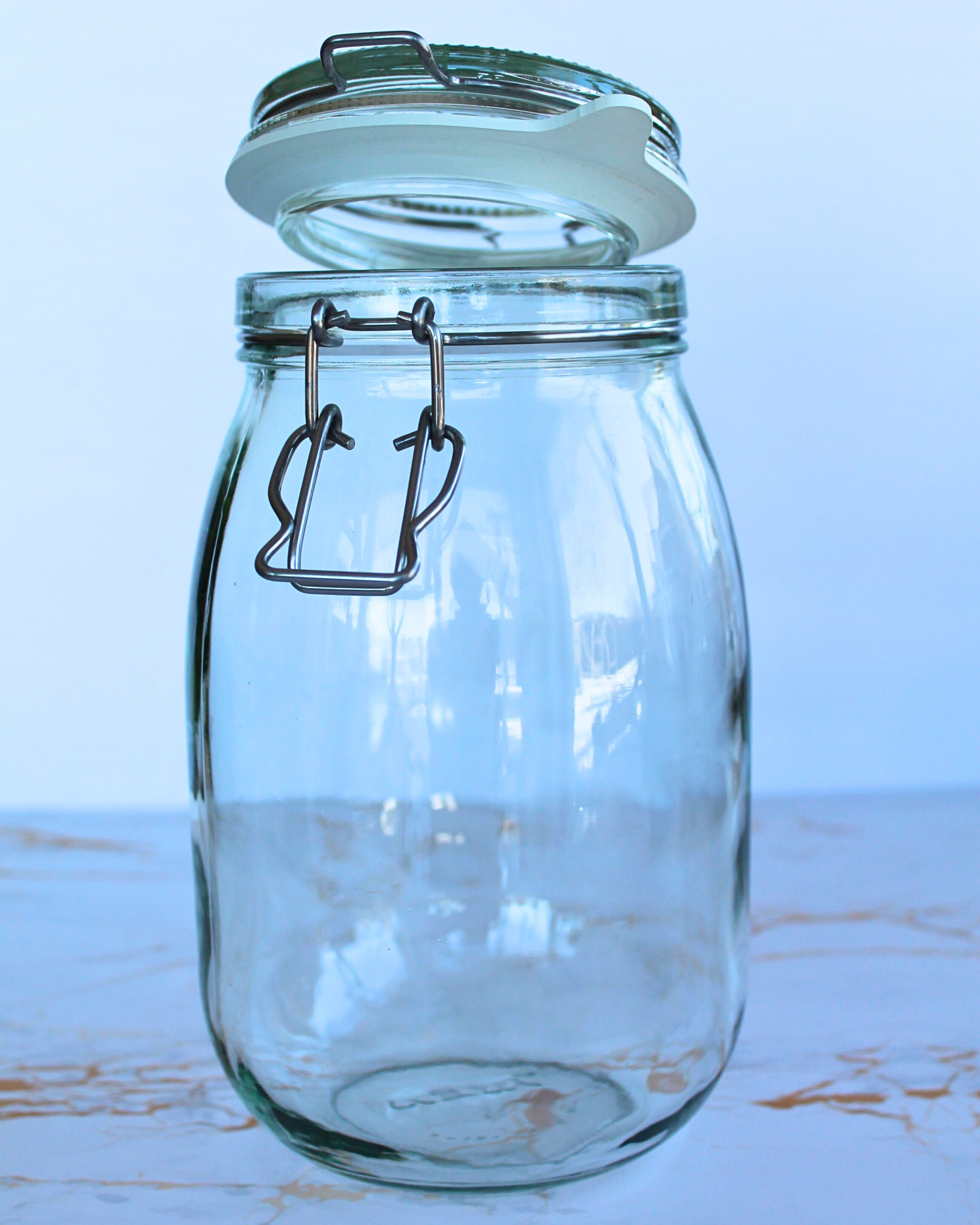 Leeres Bügelglas mit Gummiring und Metallverschluss – geeignet zur trockenen Lagerung von Lebensmitteln bei richtiger Trocknung.