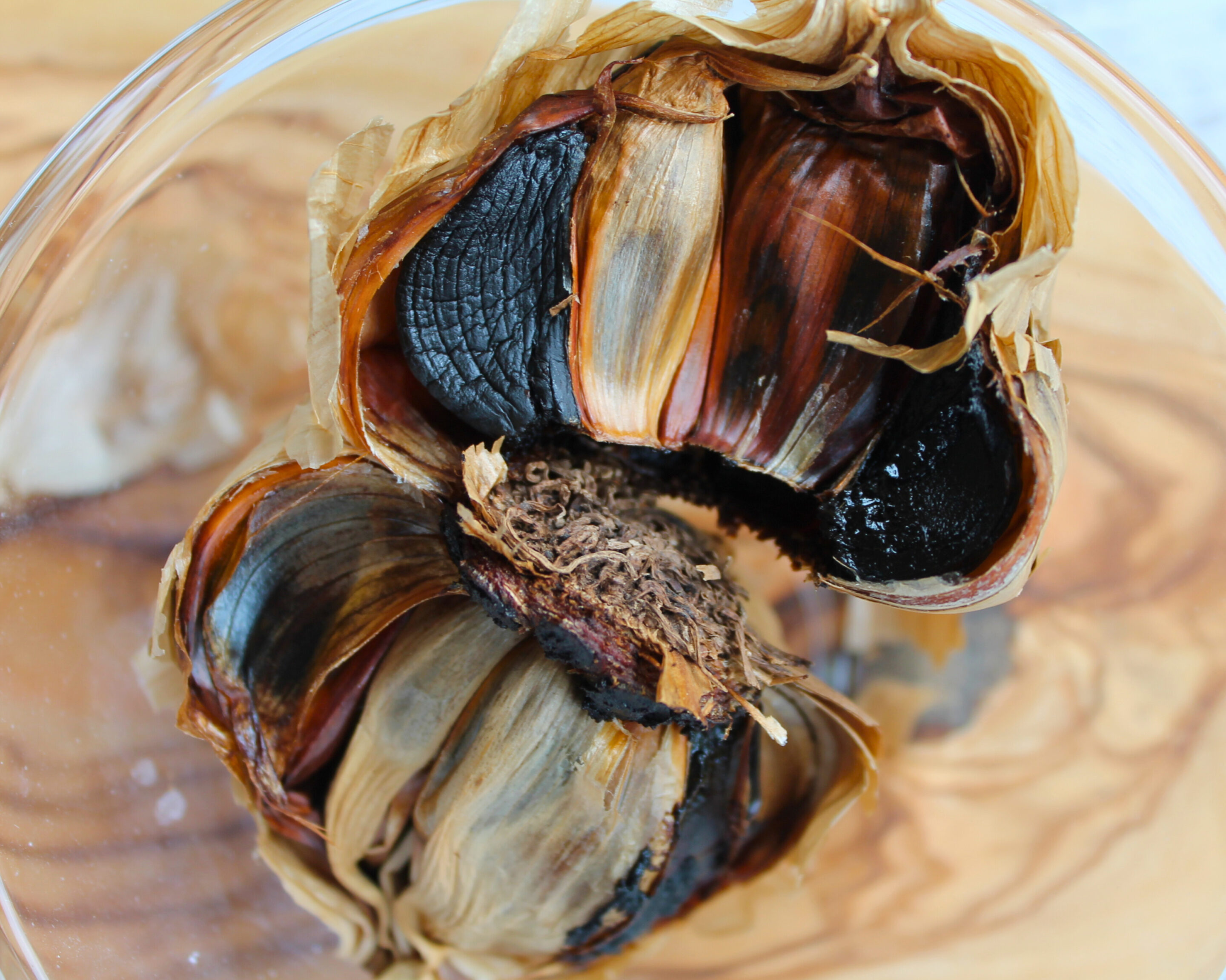 fermentierter-schwarzer-knoblauch-hummus.jpg Fermentierter schwarzer Knoblauch mit weicher, schwarzer Textur – perfekte Zutat für aromatischen Hummus ohne Knoblauchfahne.