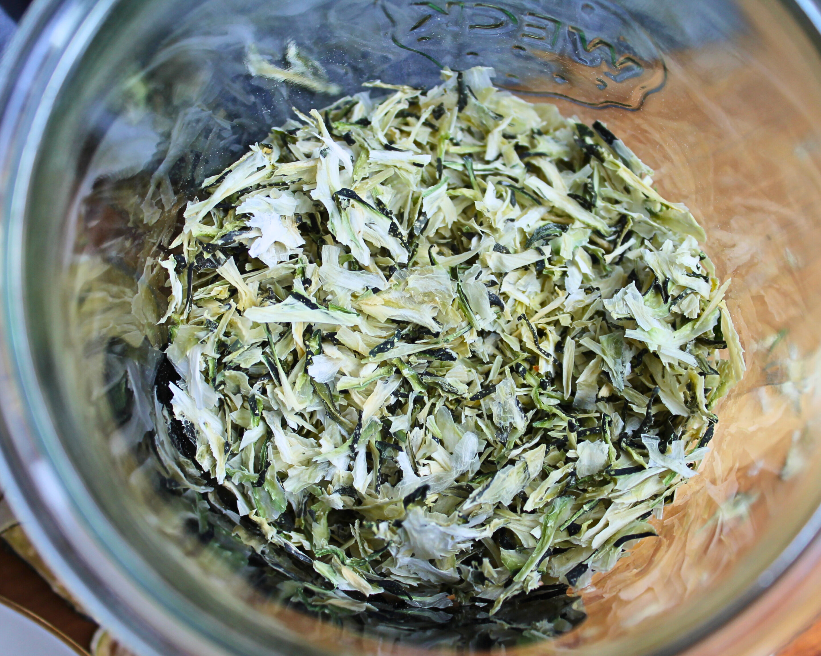 zucchiniraspel-getrocknet-im-glas.jpg Getrocknete Zucchiniraspel in einem Vorratsglas – ideal zur langfristigen, trockenen Lagerung.