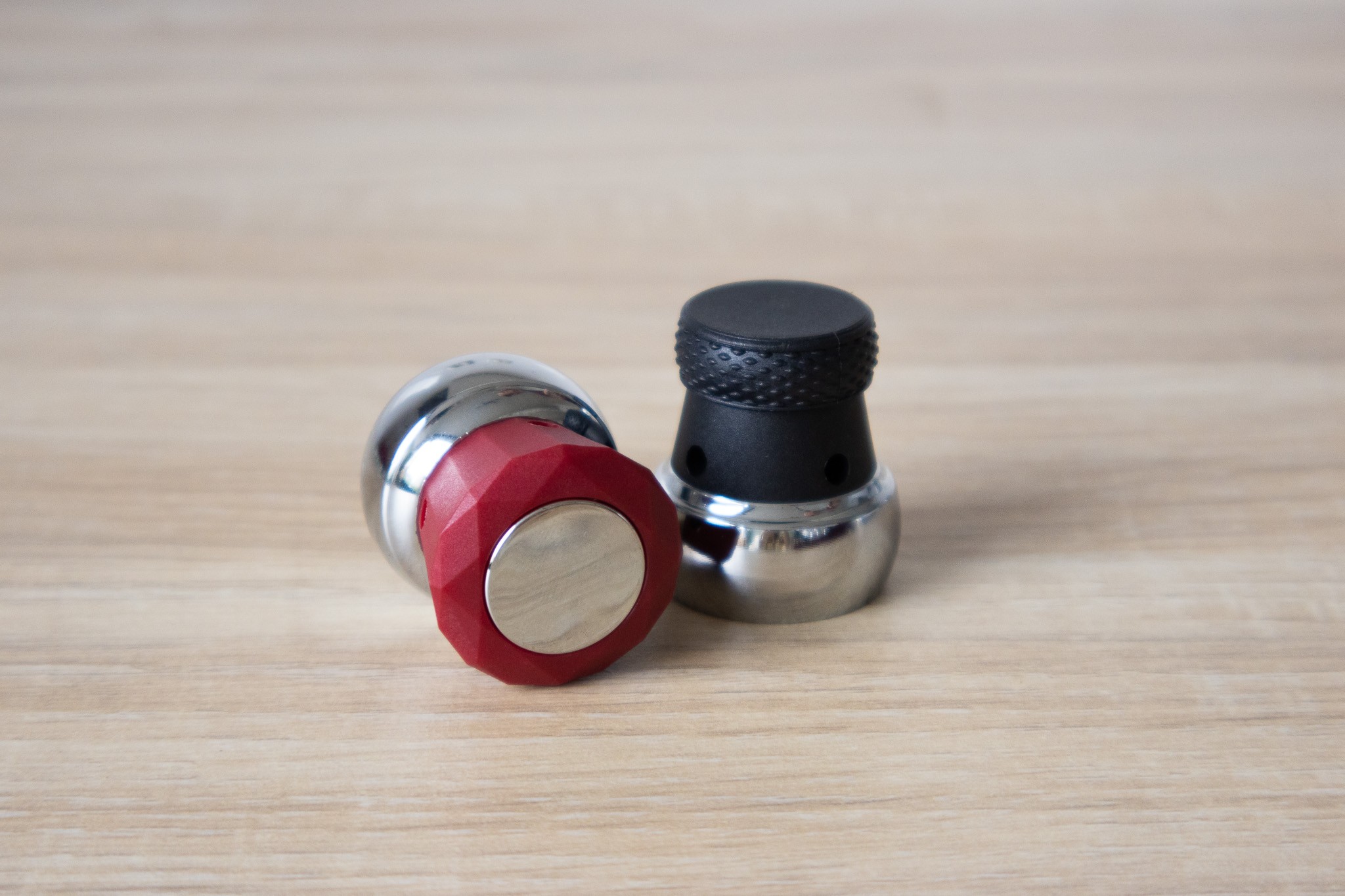 druckgewichte-pressure-canner-rot-schwarz.jpg Zwei Druckgewichte aus Metall mit Kunststoffkopf, rot und schwarz, für Pressure Canner