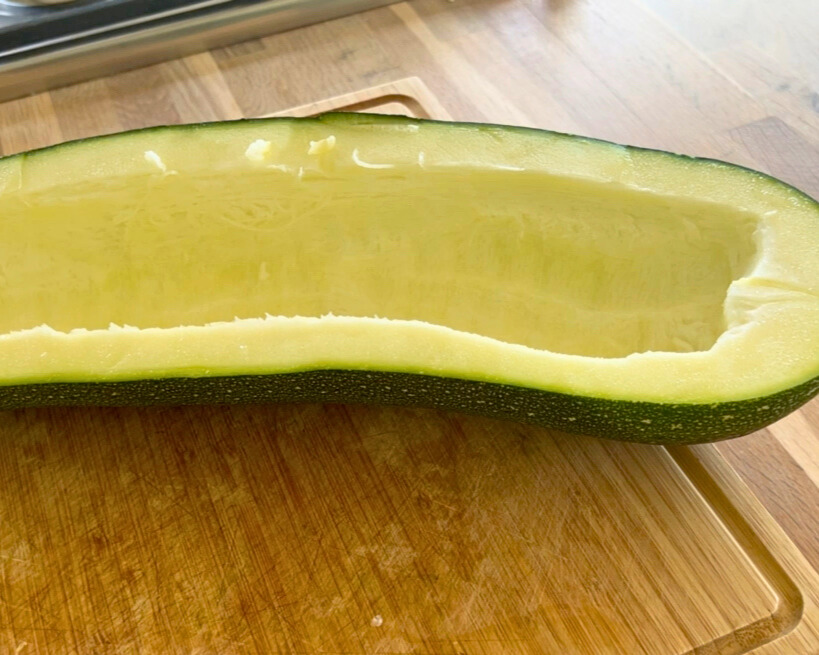ausgehoehlte-zucchini-zum-verarbeiten.jpg Eine große, ausgehöhlte Zucchinihälfte – ideal vorbereitet für die Weiterverarbeitung, z. B. zum Raspeln oder Trocknen.