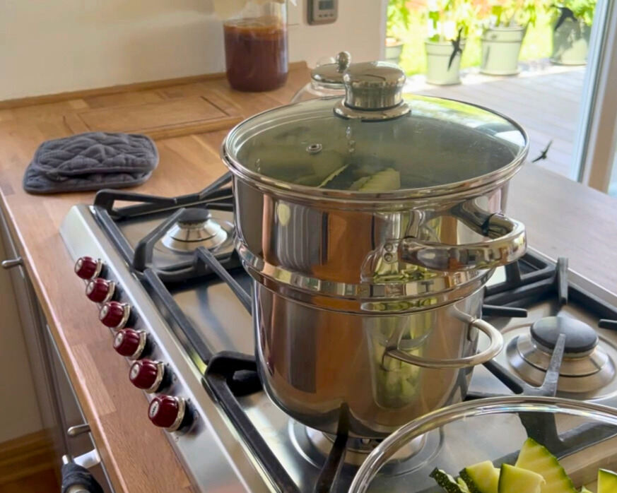 zucchini-blanchieren-vor-dem-trocknen.jpg In einem Dampfgar-Topf werden Zucchinischeiben schonend blanchiert – ein wichtiger Schritt vor dem Trocknen.