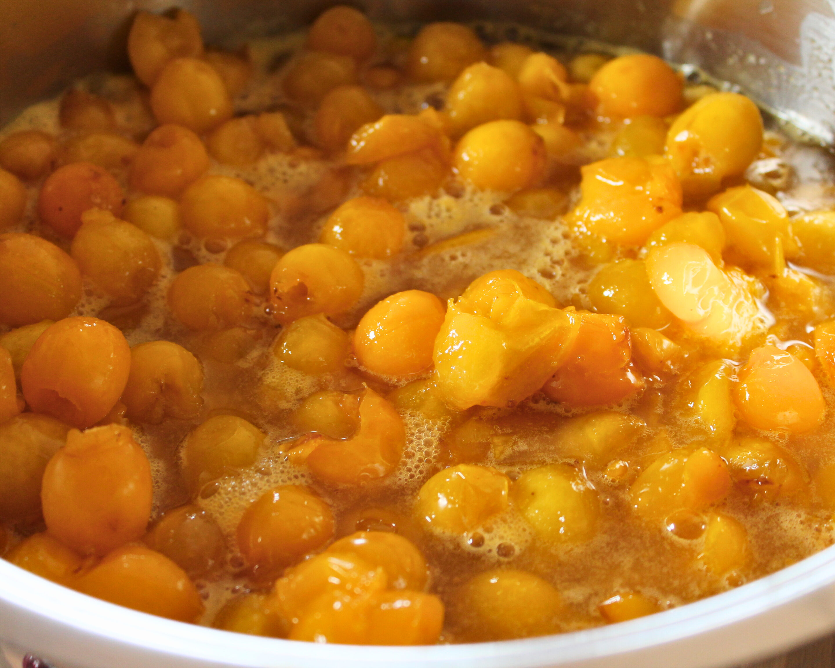 mirabellen-kochen-fuer-mus-rezept.jpg Gelbe Mirabellen werden im Topf weich gekocht – Basis für selbstgemachtes Mirabellenmus
