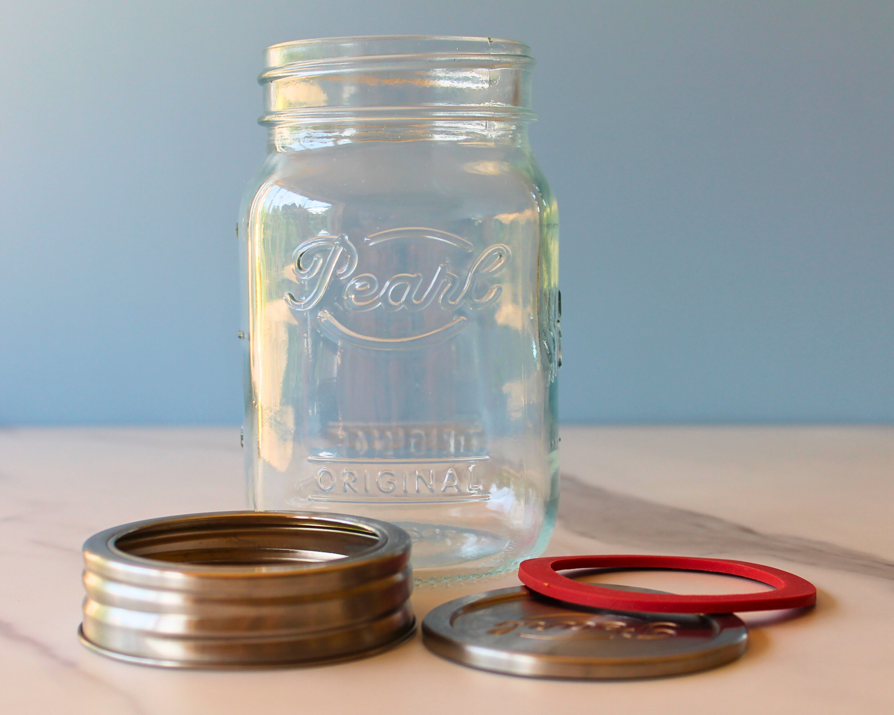 Pearl Jar Einmachglas mit abgenommenem zweiteiligem Deckelsystem aus Schraubring und Metalldeckel mit Dichtungsring.