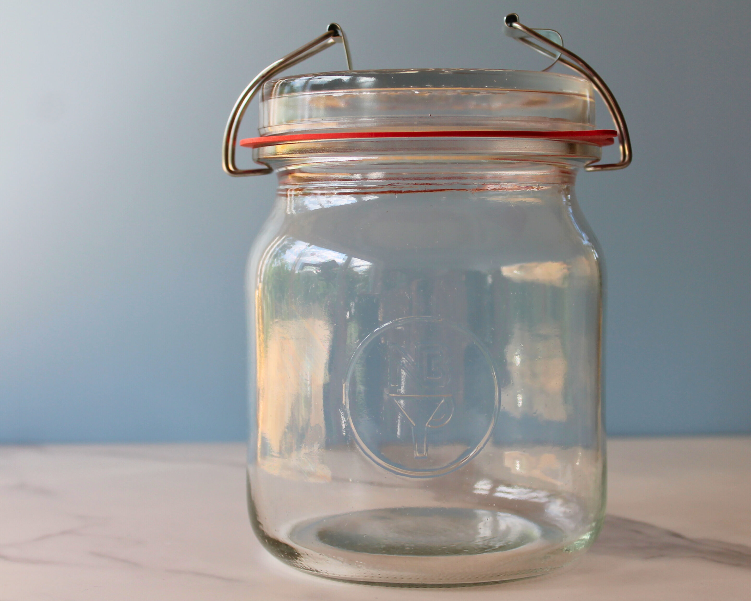 Großes NB Trichterglas mit Glasdeckel, Gummiring und fest verschlossenem Bügelverschluss.