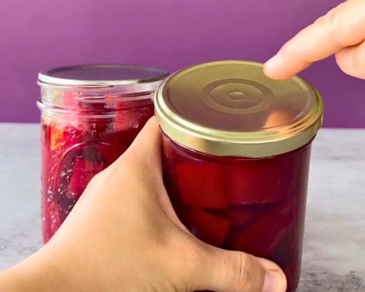 einkochen-pressure-canner-vakuumtest.jpg Vakuumtest beim Einkochen – eingekochtes Glas mit Deckelkontrolle