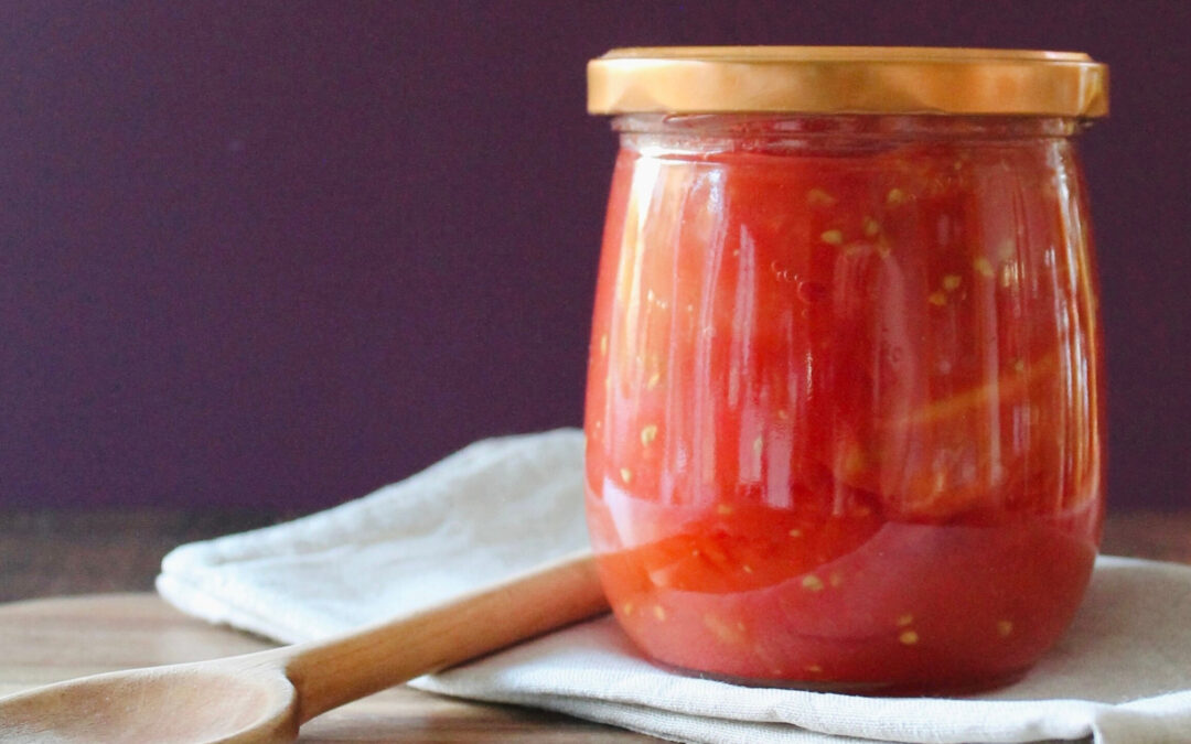 Eingekochte stückige Tomaten im Glas mit goldenem Deckel – einfaches Rezept zum Tomaten haltbar machen im Wasserbad