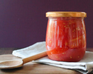 Eingekochte stückige Tomaten im Glas mit goldenem Deckel – einfaches Rezept zum Tomaten haltbar machen im Wasserbad
