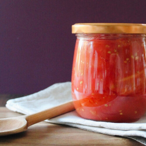 Eingekochte stückige Tomaten im Glas mit goldenem Deckel – einfaches Rezept zum Tomaten haltbar machen im Wasserbad