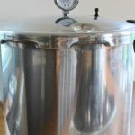 Pressure Canner mit Manometer auf dem Deckel zum Einkochen