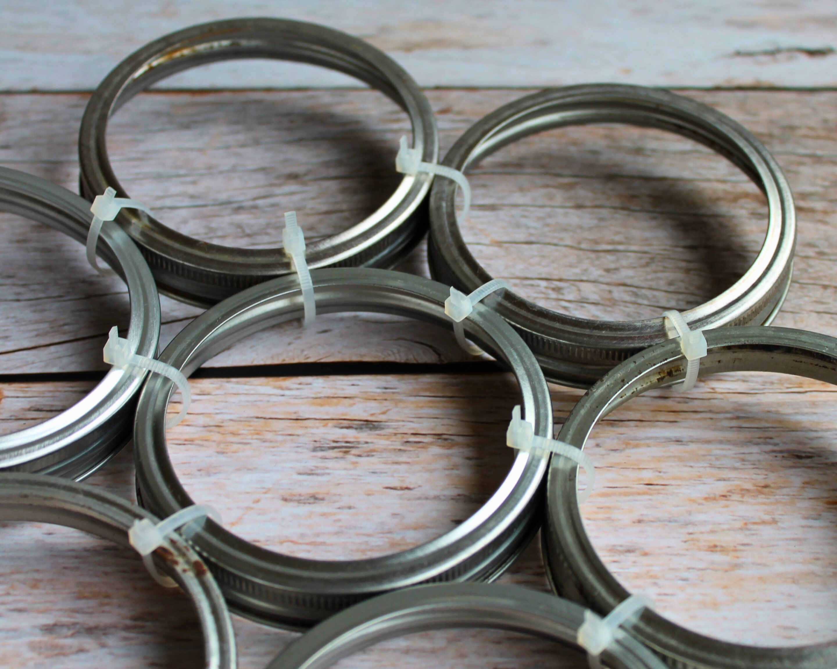 Selbstgebautes Einkochgitter aus Mason-Jar-Ringen, verbunden mit Kabelbindern – improvisierte Lösung beim Einkochen.