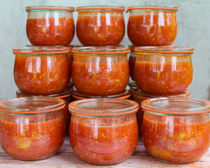 Gestapelte Weckgläser mit eingekochten Tomaten – Vorrat anlegen mit verschiedenen Tomatenrezepten