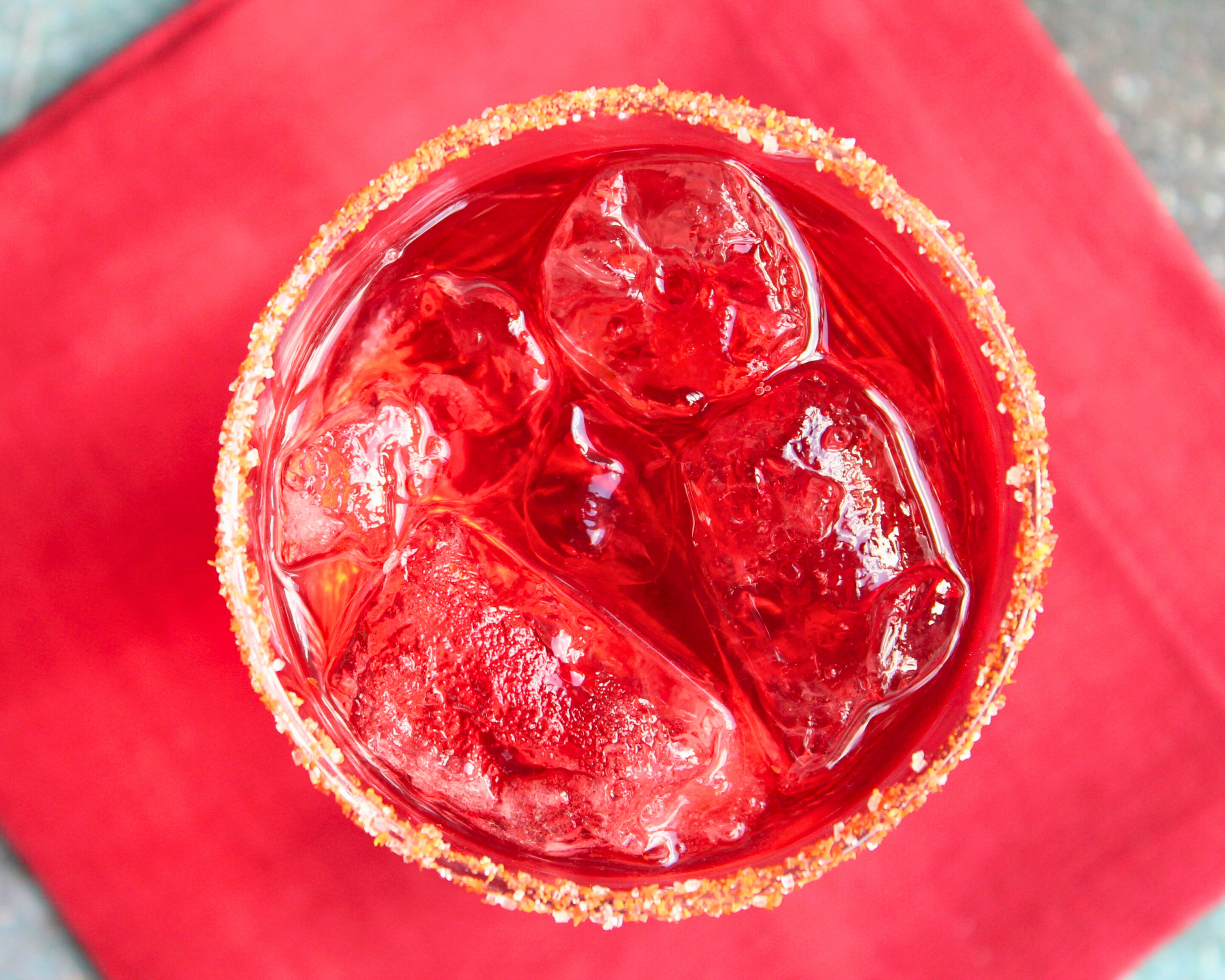 tomatenzucker-drink-mit-salzrand.jpg Roter Drink mit Tomatenzucker am Glasrand – kreative Verwendung von Tomatenhaut