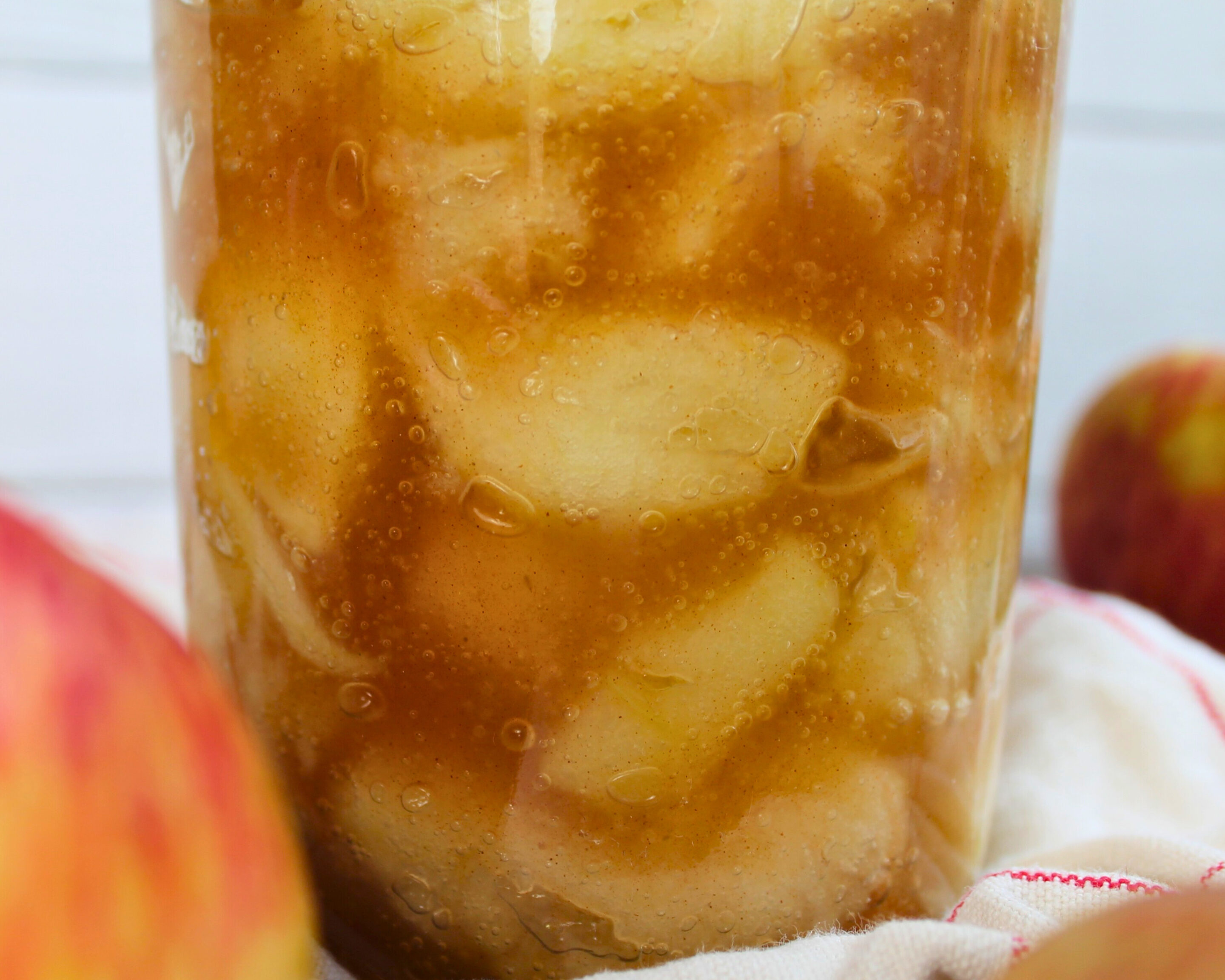 Eingekochte Apfelscheiben im Glas mit Sirup – ideales Basisrezept für Apple Pie Filling oder schnelle Apfelkuchenfüllung.