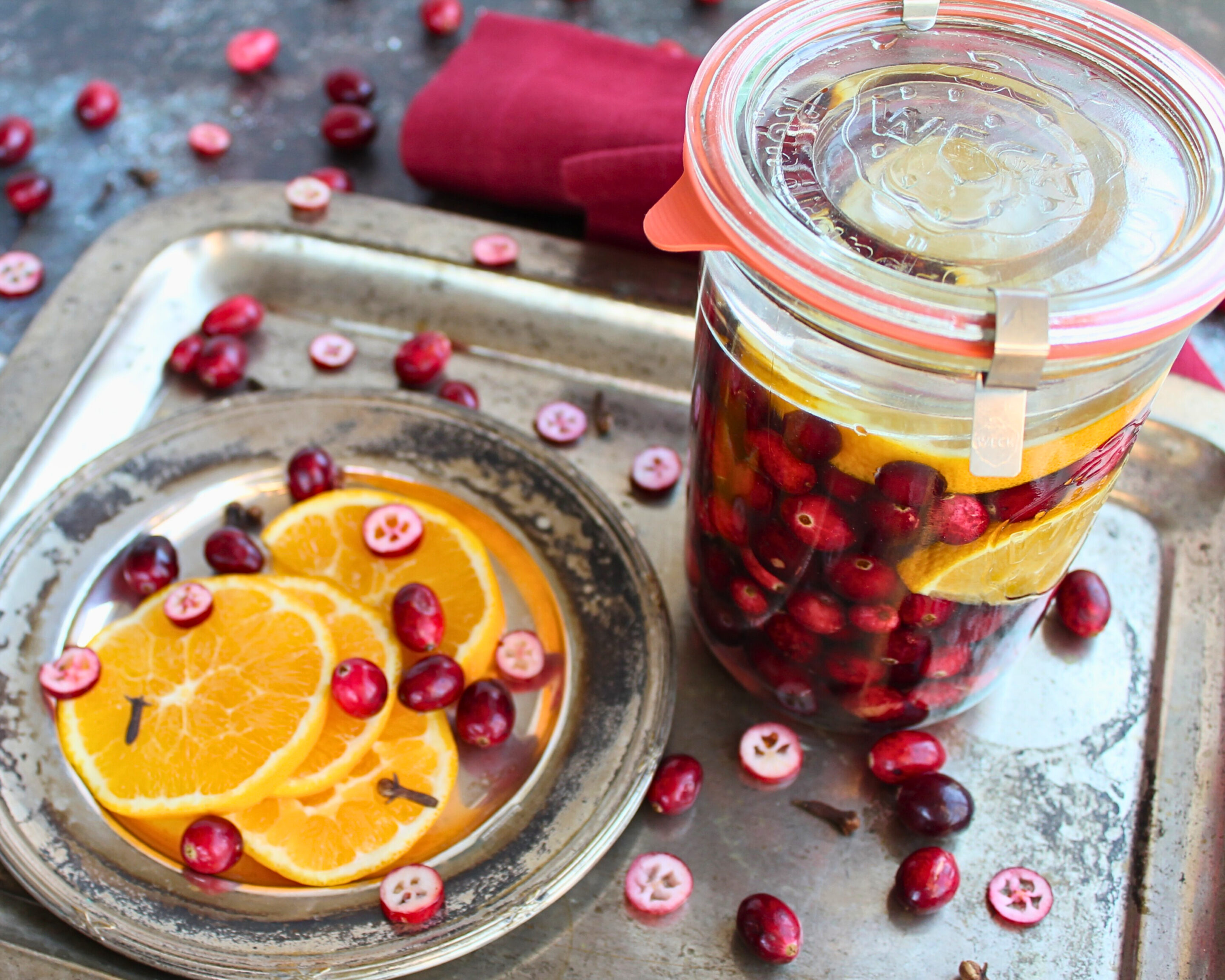 Süß fermentierte Cranberrys im Weckglas mit Orangenscheiben und Zimt – ein spritziges Ferment im Glas.