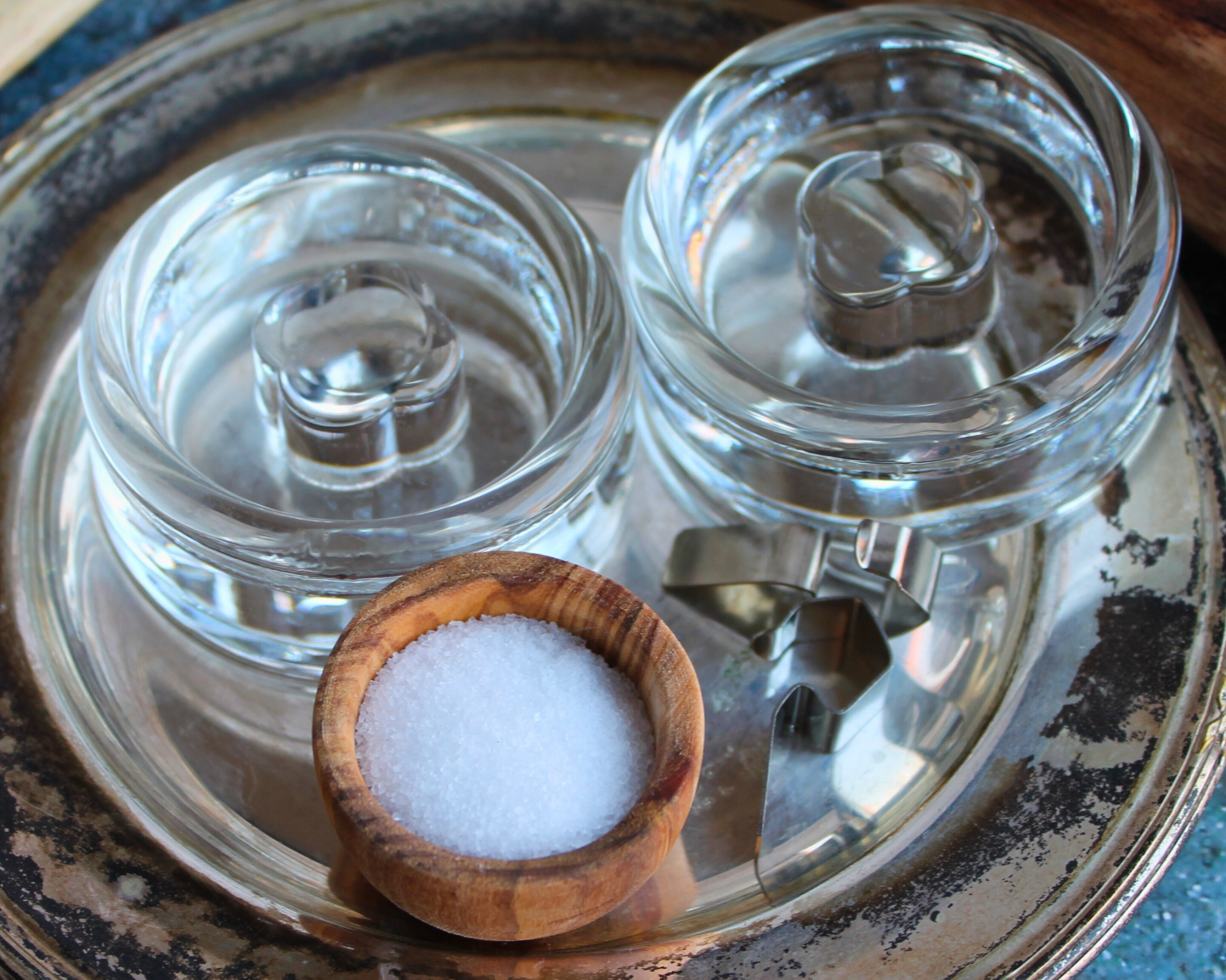 Weckglasdeckel und Meersalz in Holzschälchen – Vorbereitung für die Fermentation.