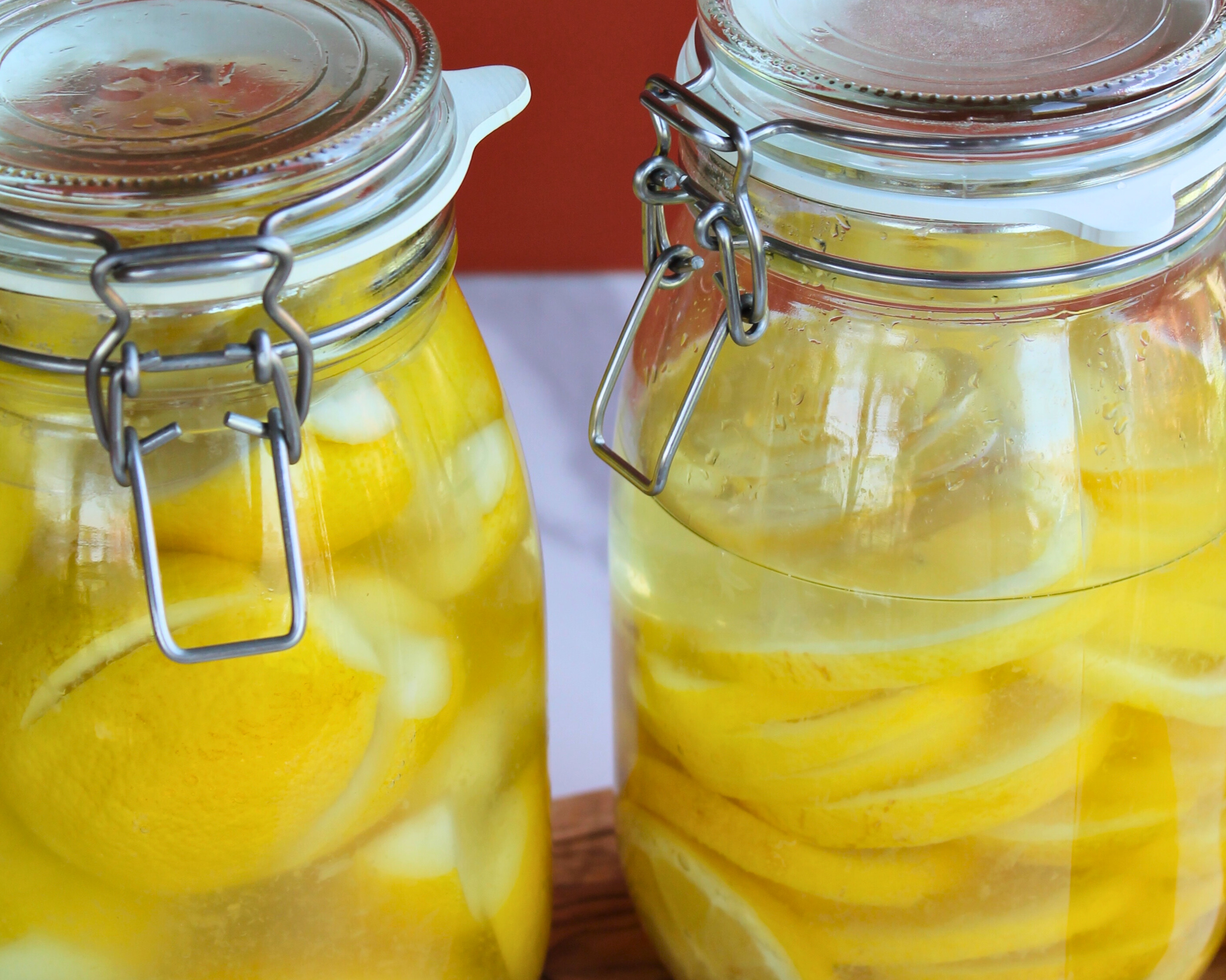 Zwei große Gläser mit selbstgemachten Salzzitronen – fermentierte Zitronen als besondere Geschenkidee aus der Vorratskammer.