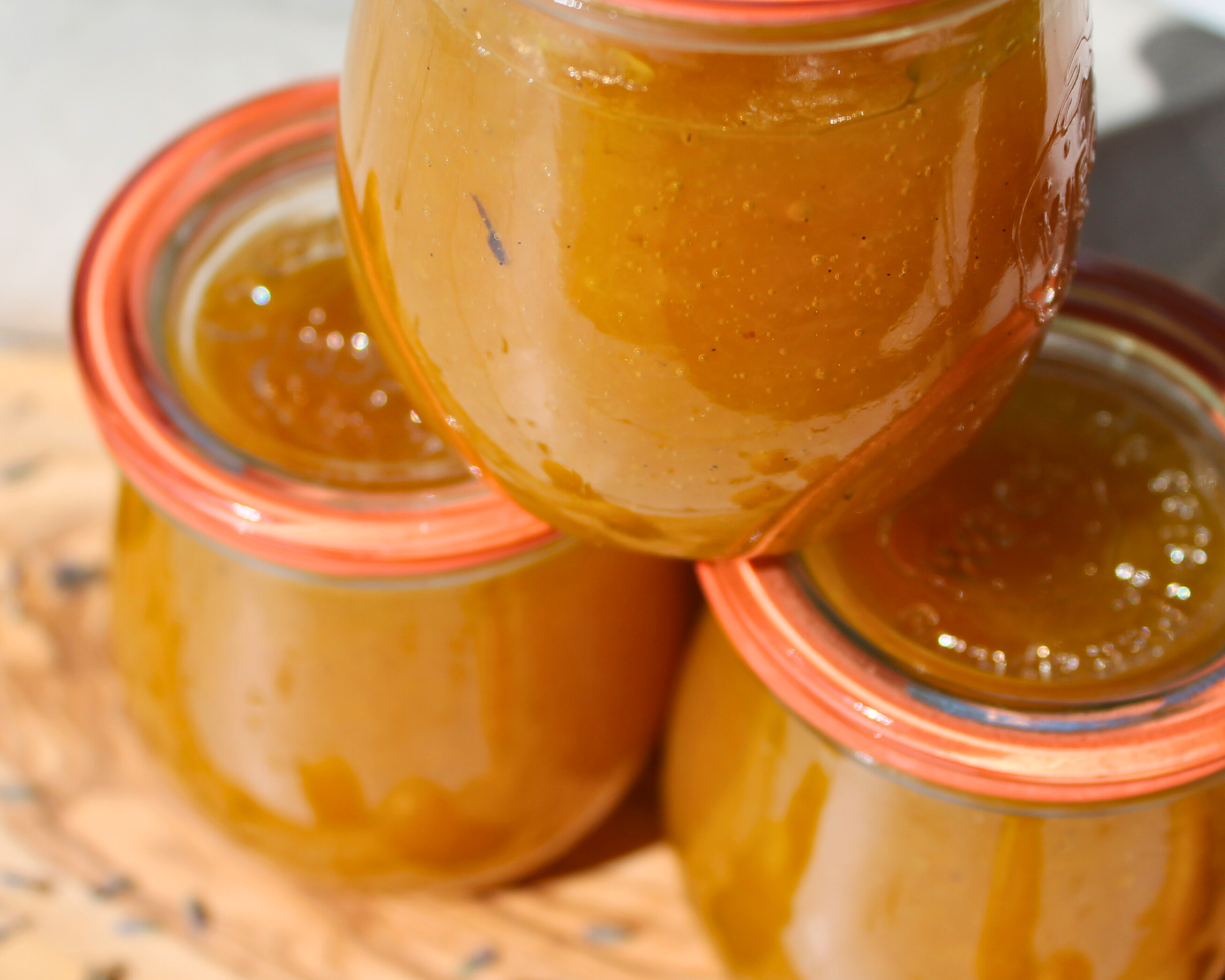 Gläser mit selbstgemachtem Mirabellen-Lavendel-Mus, im Sonnenlicht fotografiert – fruchtige Geschenkidee aus der Vorratskammer.