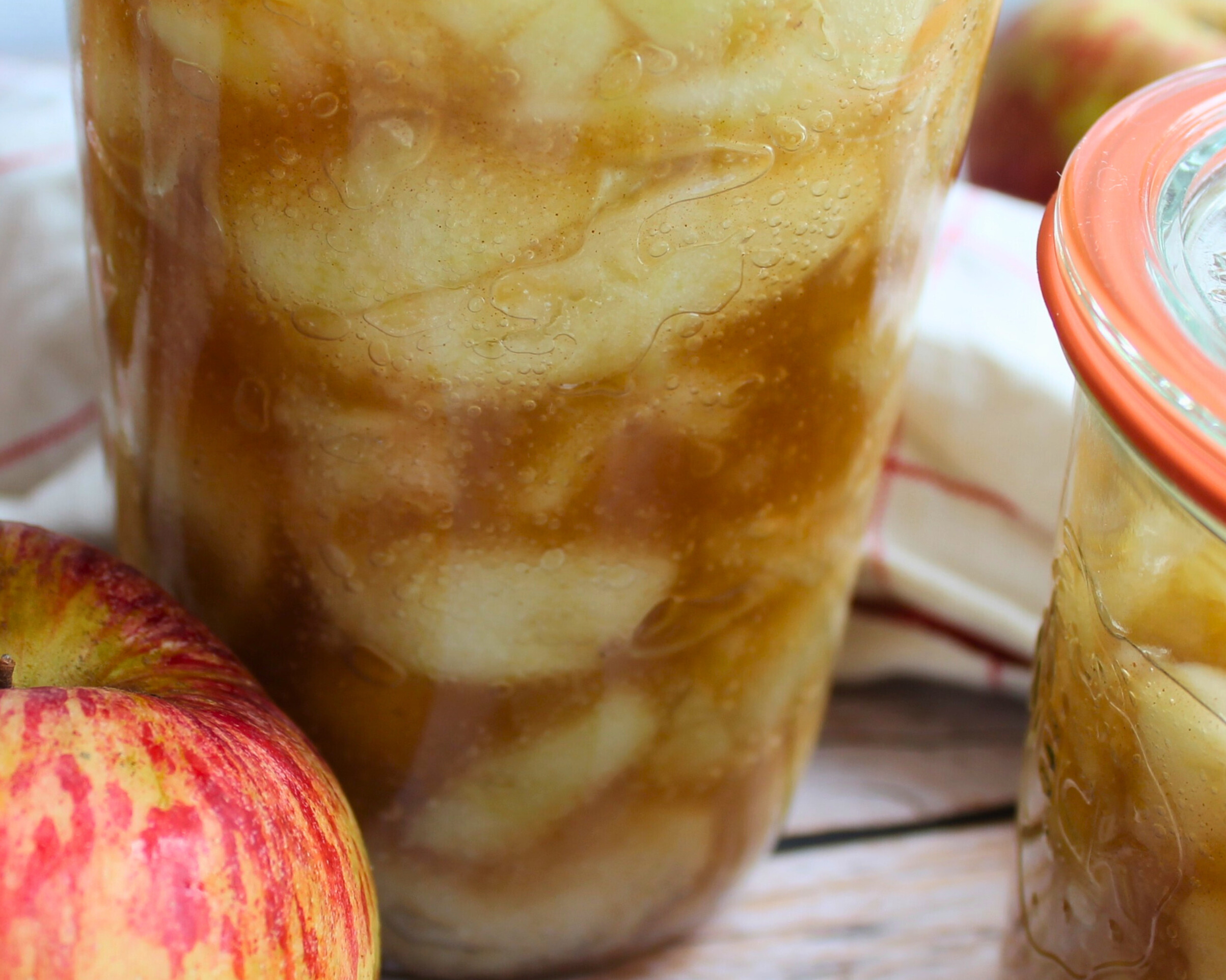 Große Gläser mit eingekochten Apfelstücken in Zimtsauce – perfekte Basis für Apple Pie und Geschenkidee aus der Vorratskammer.