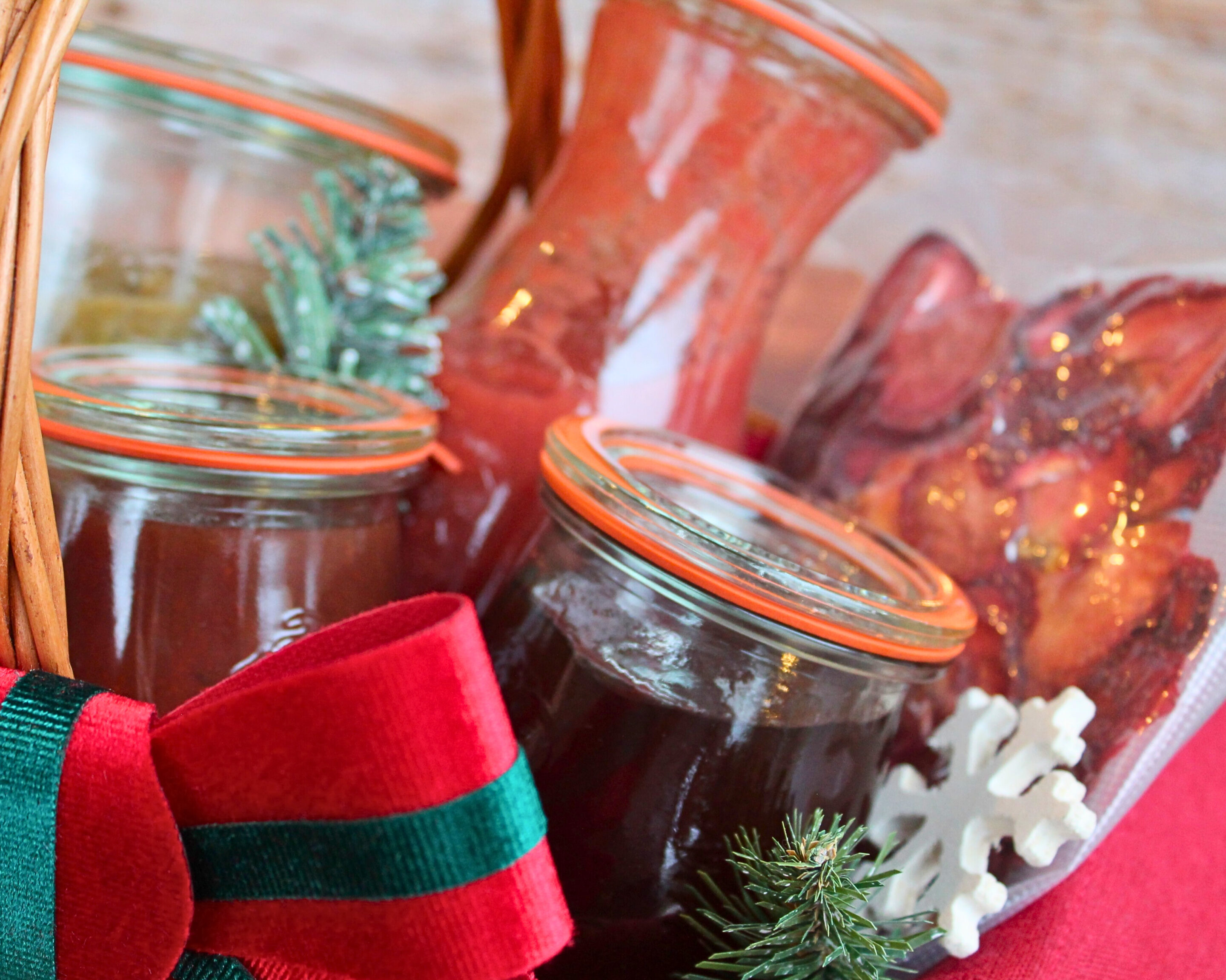 Weihnachtlicher Präsentkorb mit Marmeladen, Fruchtsaucen und Erdbeerchips – liebevolle DIY-Geschenkidee aus der Vorratskammer.