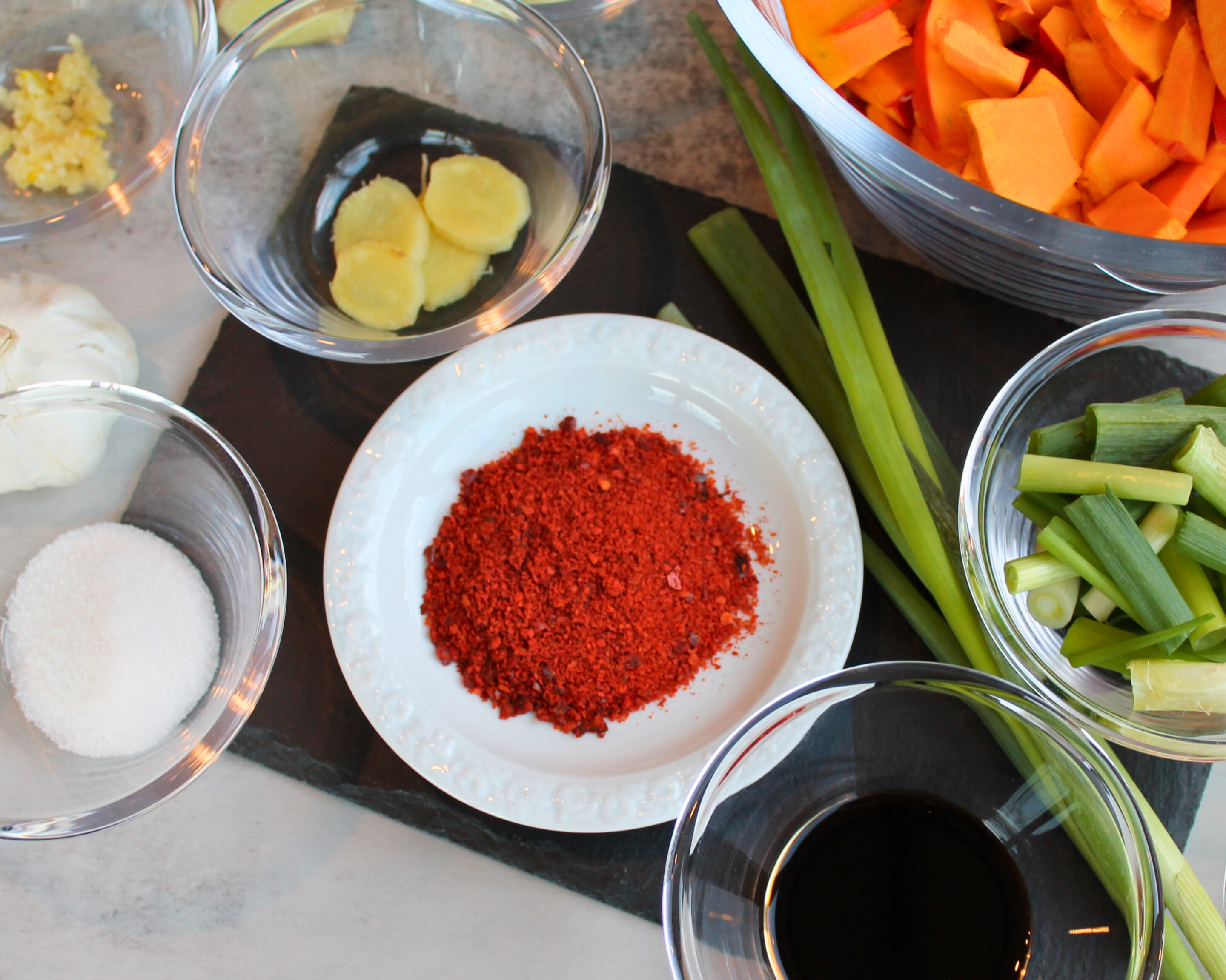 Gochugaru und Gewürze für Kürbis-Kimchi