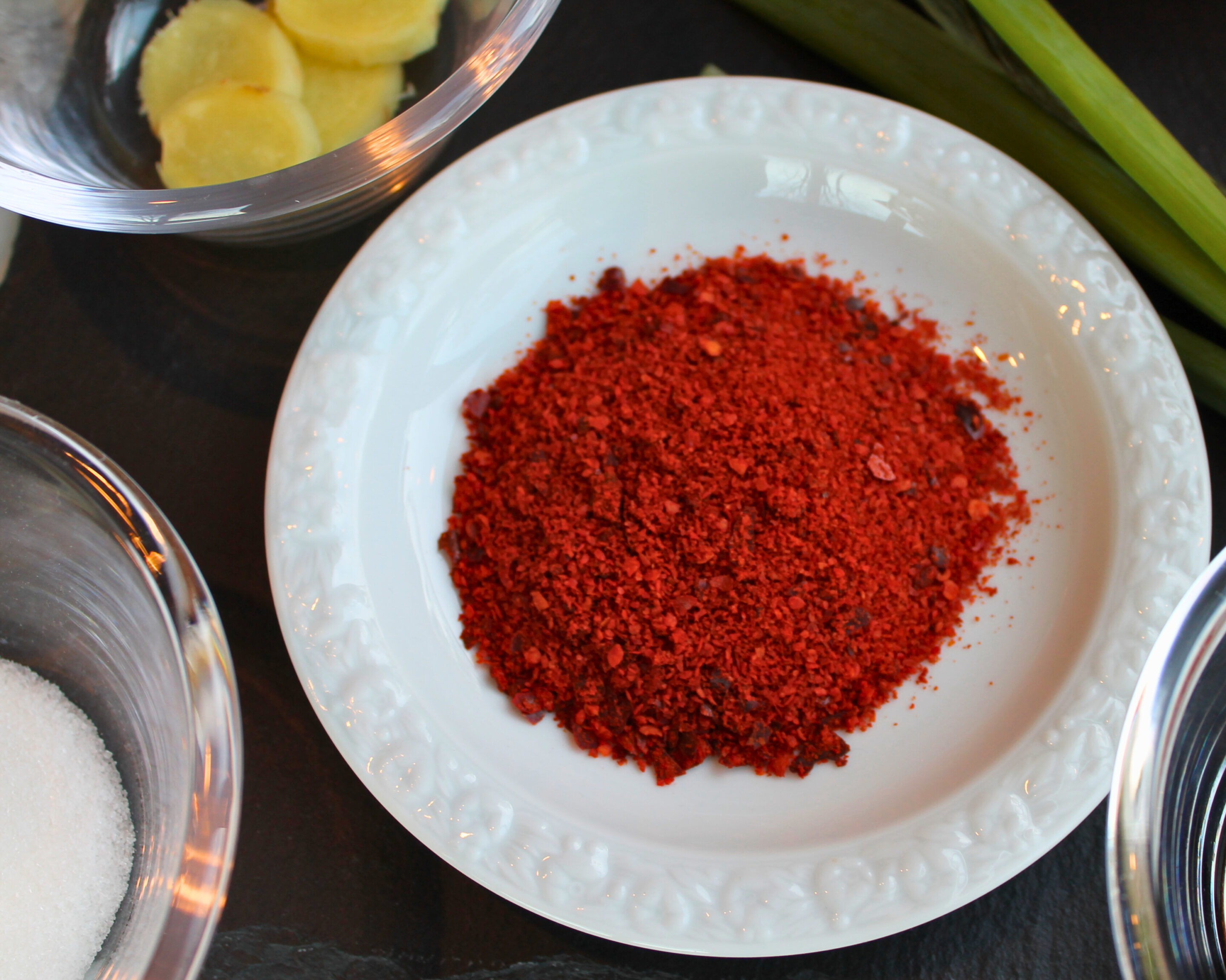 Frühlingszwiebeln für Kürbis-Kimchi vorbereitet