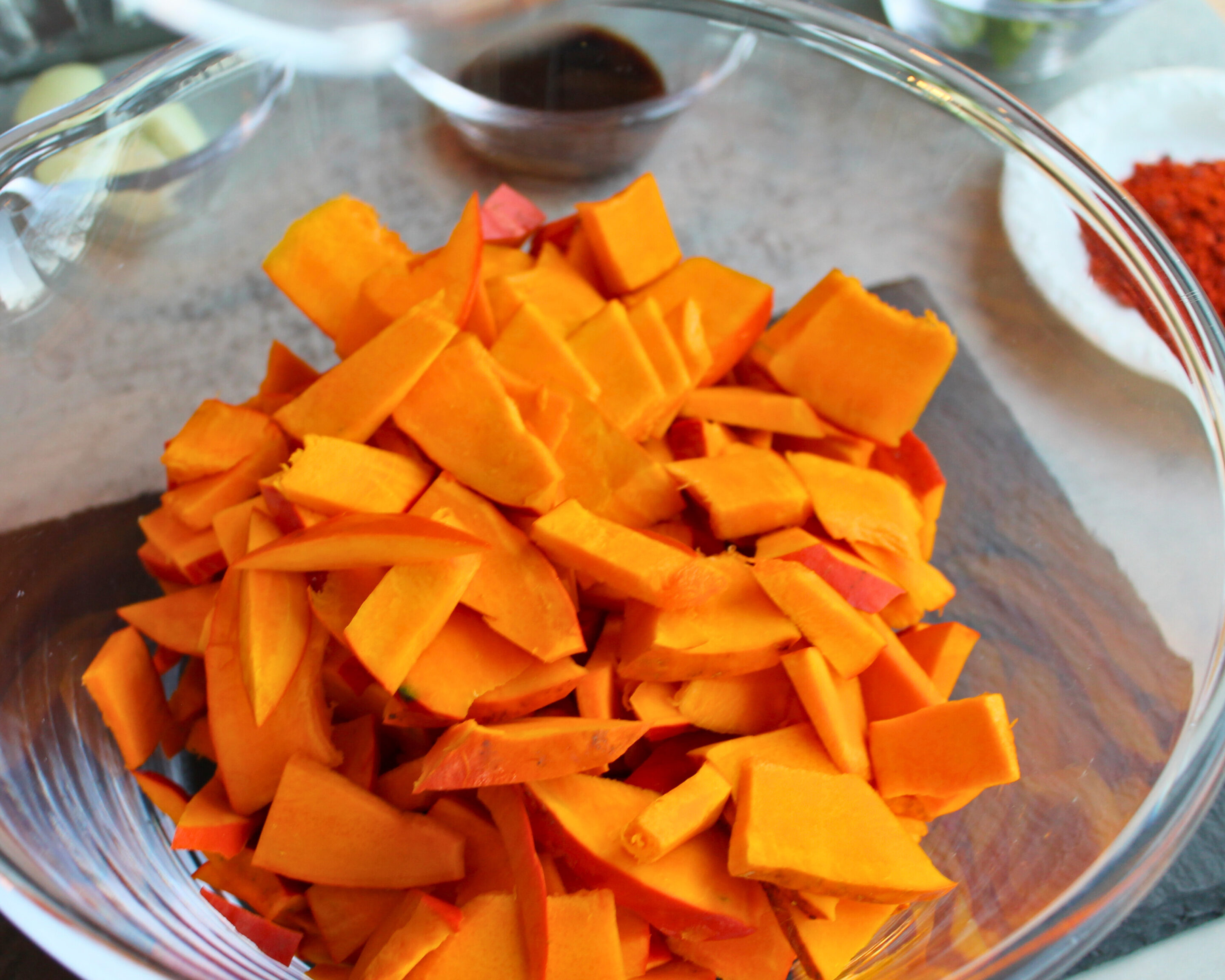 Frisch geschnittener Hokkaido-Kürbis für Kimchi in einer Glasschüssel