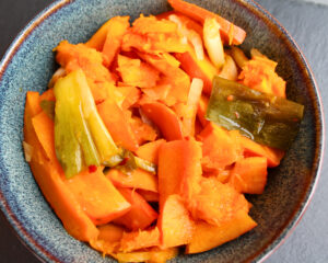 Fertiges Kürbis-Kimchi in einer Schüssel serviert