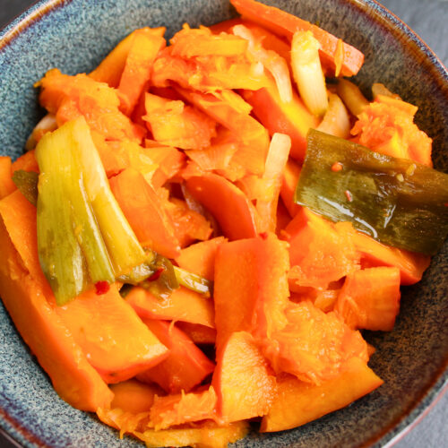 Fertiges Kürbis-Kimchi in einer Schüssel serviert