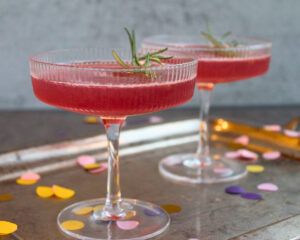 Zwei Winter-Berry Fizz Cocktails mit Rosmarin, festlicher Drink aus Marmelade für Silvester