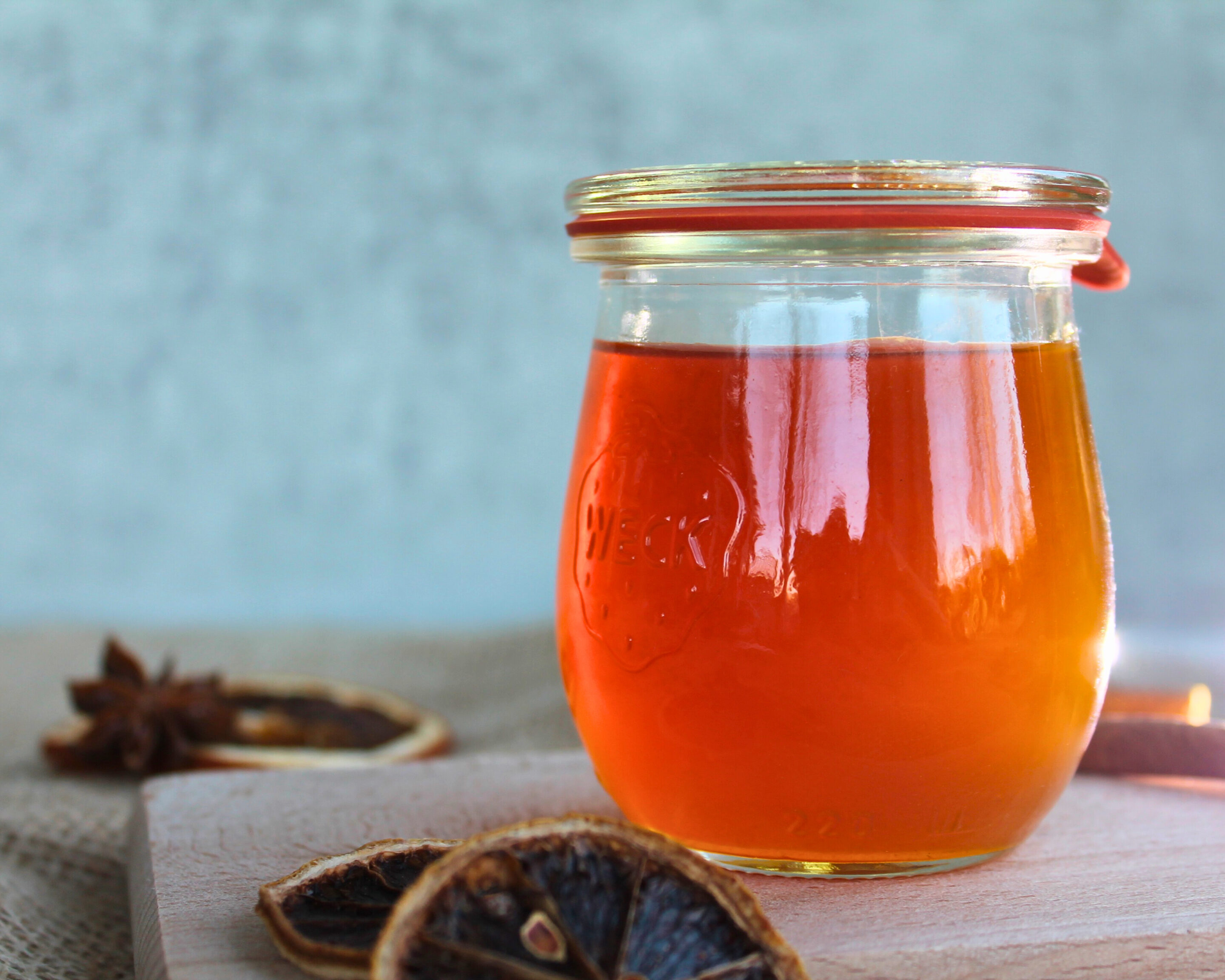 Bratapfelgelee im Weckglas mit getrockneter Orangenscheibe – ideal für winterliche Cocktails und Mocktails