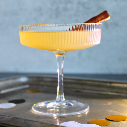 Veganer Mocktail Golden Spice Mule mit Zimt in einer geriffelten Coupette