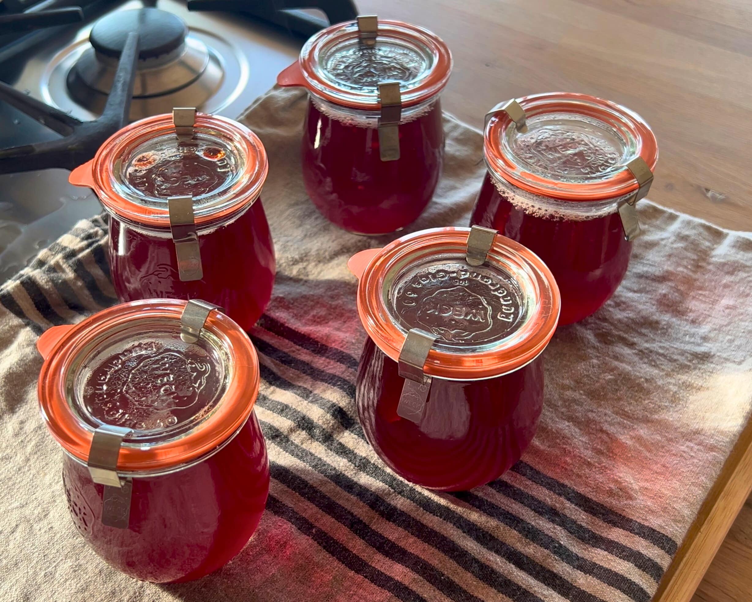 Frisch abgefüllte Marmeladengläser beim Abkühlen nach dem Einkochen