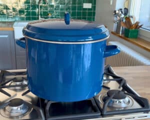 Großer emaillierter Einkochtopf auf einem Gasherd, geeignet für das Einkochen im Wasserbad