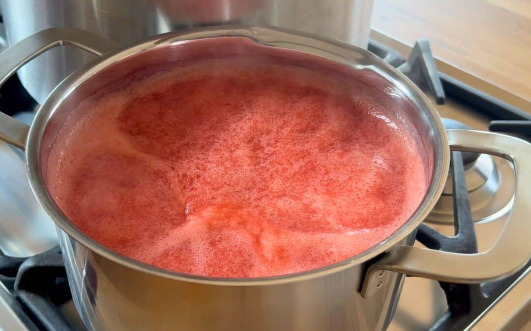 Kochende Marmelade im Topf während des Gelierprozesses
