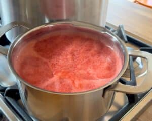 Kochende Marmelade im Topf während des Gelierprozesses