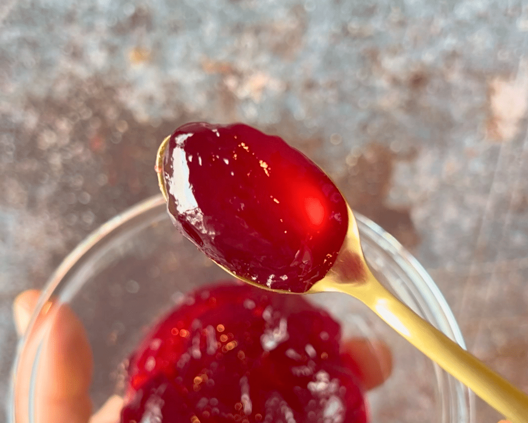 Löffel mit gelierender Marmelade zur Prüfung des Gelierpunkts