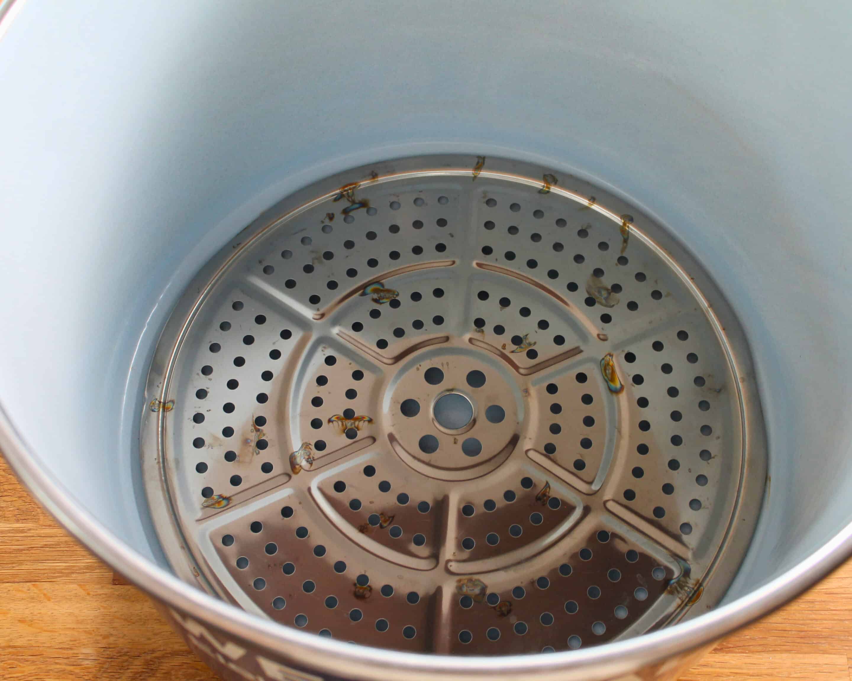 Innenansicht eines Einkochtopfs mit eingelegter Einsatzplatte für das Einkochen im Wasserbad