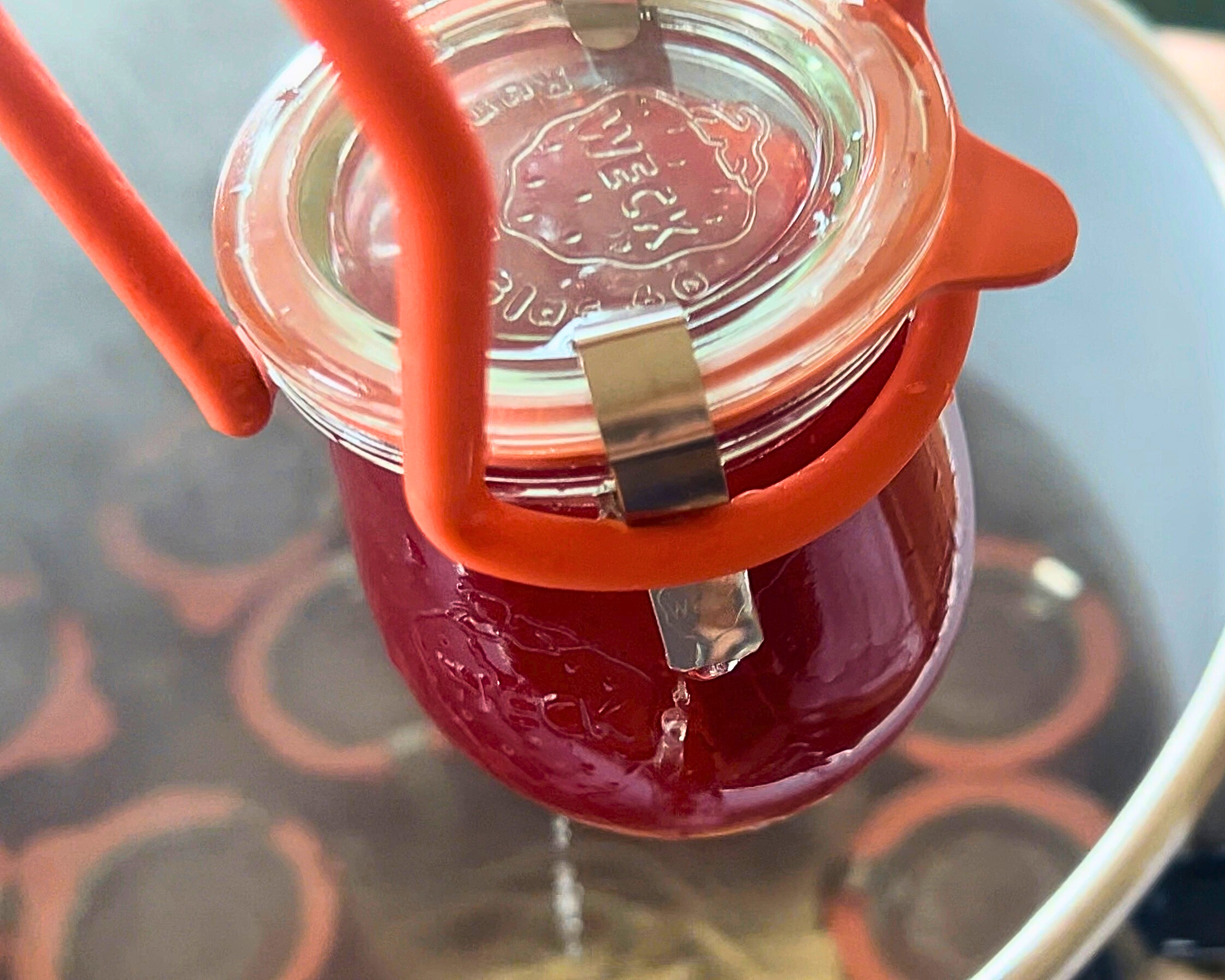 Marmeladeglas im Wasserbad beim Einkochen